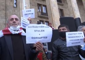 Zeci de mii de georgieni au ieșit în stradă să ceară reluarea alegerilor. Poliția a intervenit violent la Tbilisi