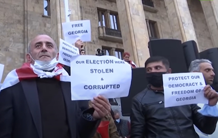 Zeci de mii de georgieni au ieșit în stradă să ceară reluarea alegerilor. Poliția a intervenit violent la Tbilisi