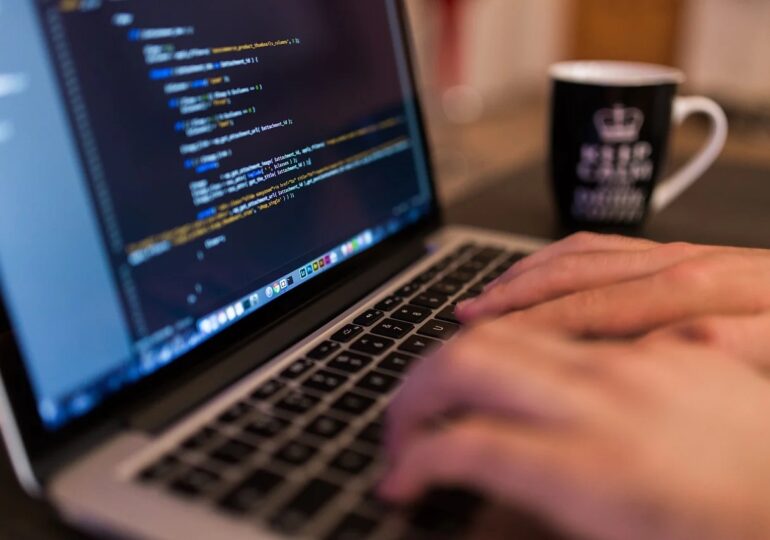 Poliția britanică avertizează că pandemia şi izolarea au creat ”furtuna perfectă” pentru radicalizarea tinerilor pe internet
