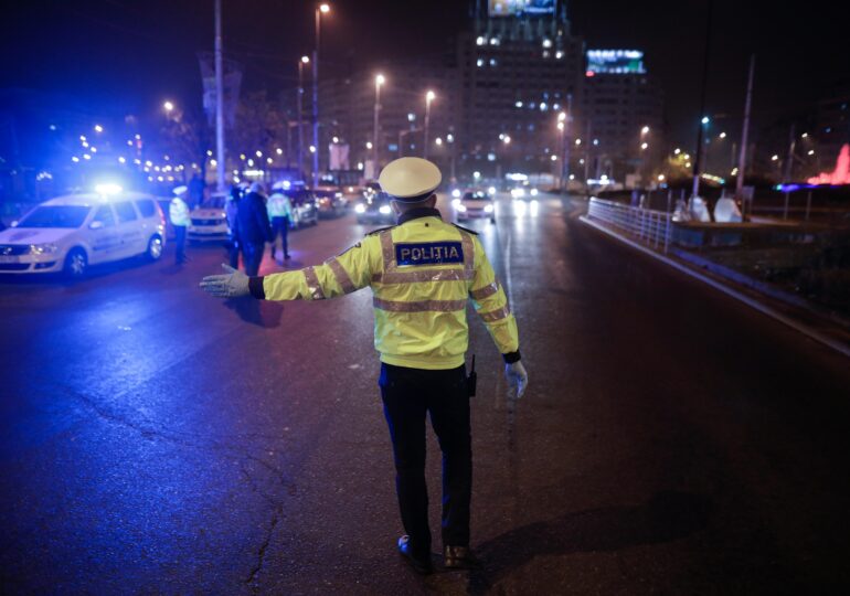 Razii ale Poliției, în prima noapte cu restricții de circulație - sunt oprite mașinile, dar și oamenii de pe străzi