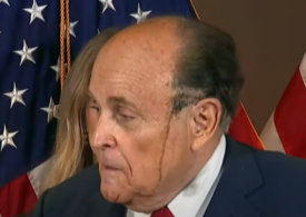 Rudy Giuliani i-a luat apărarea lui Trump într-o conferinţă de presă halucinantă, în care îi curge pe faţă vopseaua de păr (Video)