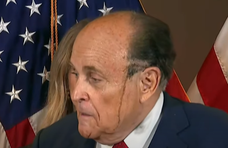 Rudy Giuliani i-a luat apărarea lui Trump într-o conferinţă de presă halucinantă, în care îi curge pe faţă vopseaua de păr (Video)