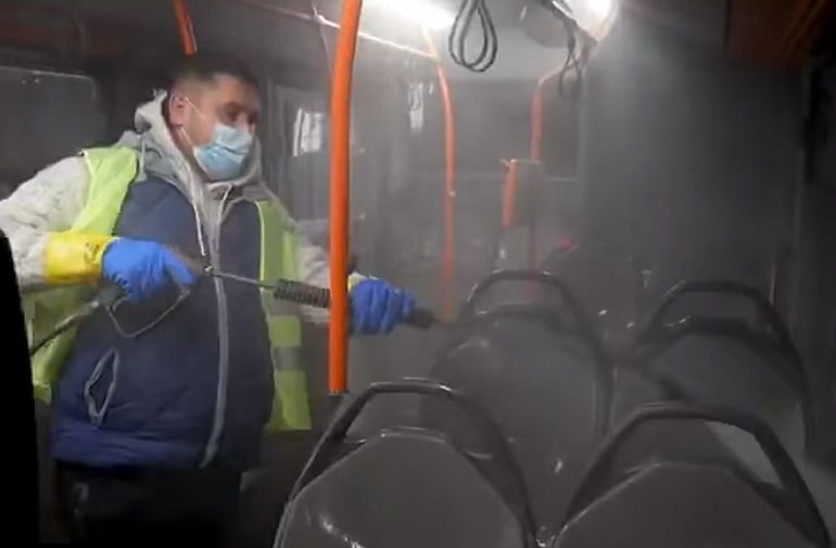 Societatea de Transport Bucureşti anunţă că a igienizat și dezinfectat în acest weekend sute de troleibuze, tramvaie și refugii