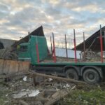 Neamţ: Un tir a intrat într-o casă, pe care a distrus-o. O fată de 16 ani a fost prinsă sub dărâmături