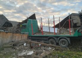 Neamţ: Un tir a intrat într-o casă, pe care a distrus-o. O fată de 16 ani a fost prinsă sub dărâmături