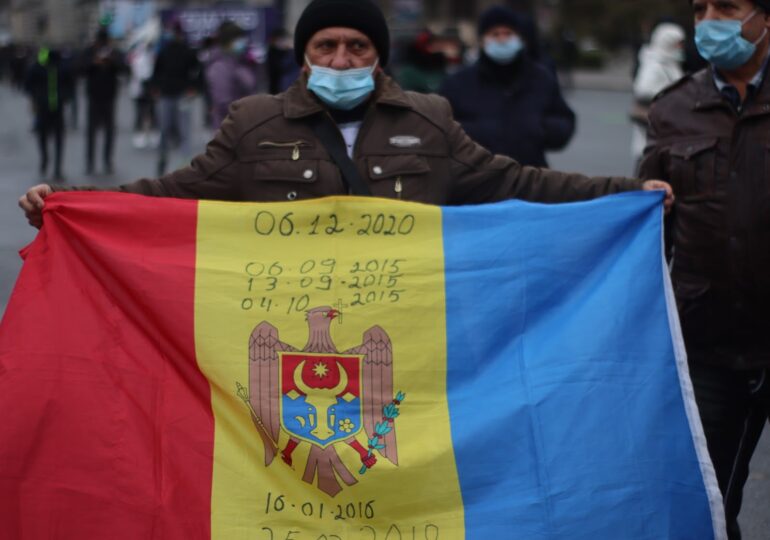 Protest în Republica Moldova. <span style="color:#990000;font-size:100%;">UPDATE</span> Zeci de mii de oameni au cerut în stradă demisia Guvernului și dizolvarea Parlamentului (Foto)
