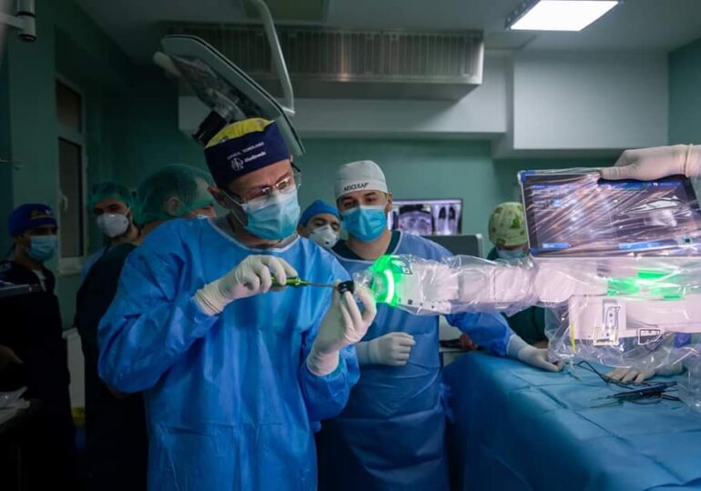 Iași: Un tânăr a reușit să meargă la 24 de ore după ce a fost operat cu ajutorul celui mai performant robot din lume