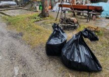 Unui bărbat din Predeal i-a fost returnat acasă gunoiul aruncat pe marginea drumului. Susține că i-au fost furate deșeurile (Galerie foto)