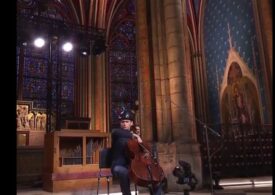 Primul concert după incendiul devastator: Membrii corului de la Notre-Dame au cântat de Crăciun cu căști și salopete de constructori (Video)