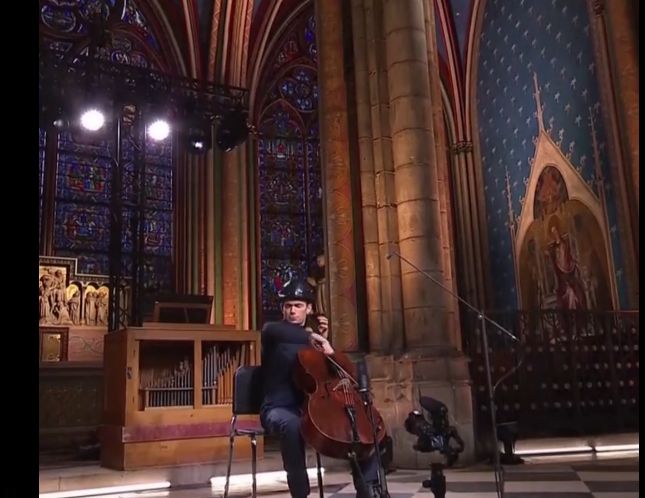 Primul concert după incendiul devastator: Membrii corului de la Notre-Dame au cântat de Crăciun cu căști și salopete de constructori (Video)