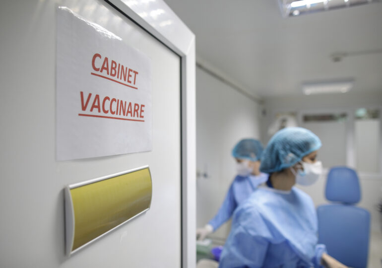 Peste 12.000 de români au fost vaccinați antiCovid în ultimele 24 de ore. Au fost raportate 51 reacţii adverse minore