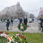 Iohannis, întâmpinat de un protestatar când a depus o coroană de flori în memoria victimelor Revoluţiei: Rușine!