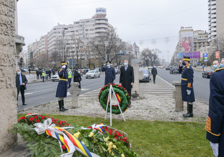 Iohannis, întâmpinat de un protestatar când a depus o coroană de flori în memoria victimelor Revoluţiei: Rușine!