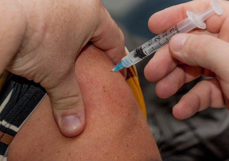 Cei care vor să se vaccineze împotriva COVID-19 se pot programa online, telefonic sau prin medicul de familie