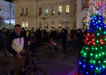 Zeci de persoane au participat la aprinderea luminilor din bradul de Crăciun din faţa Primăriei Arad (Video)