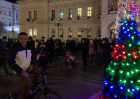 Zeci de persoane au participat la aprinderea luminilor din bradul de Crăciun din faţa Primăriei Arad (Video)