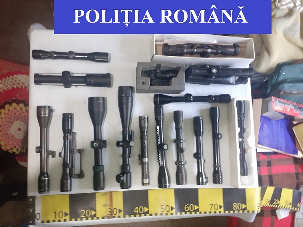 Zeci de pistoale găsite în urma unei percheziţii la locuinţa unui cetăţean italian din Ilfov, care le vindea pe Internet (Video)