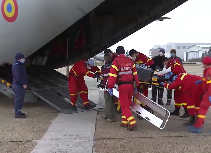 Trei pacienţi cu arsuri, transportaţi la spitale din Austria şi Germania cu o aeronavă C-27J Spartan (Video)
