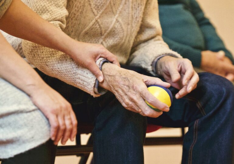 Forța de strângere a mâinii: Testul care îți arată ce șanse ai să trăiești până la 100 de ani
