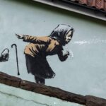 Cea mai nouă lucrare Banksy: O femeie care strănută atât de tare încât îi zboară proteza