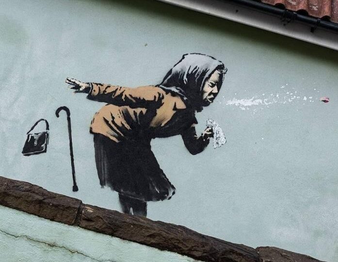 Cea mai nouă lucrare Banksy: O femeie care strănută atât de tare încât îi zboară proteza