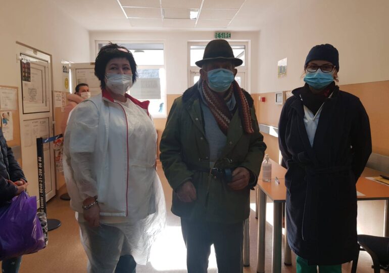 Medicii de la Spitalul Județean Arad au ajutat un bătrân care nu avea bani de tratament: I-au dat lacrimile și lui, dar și nouă