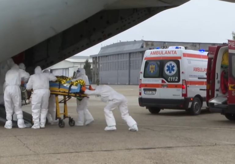 Alți doi pacienți Covid în stare gravă sunt transportați de la București cu o aeronavă militară