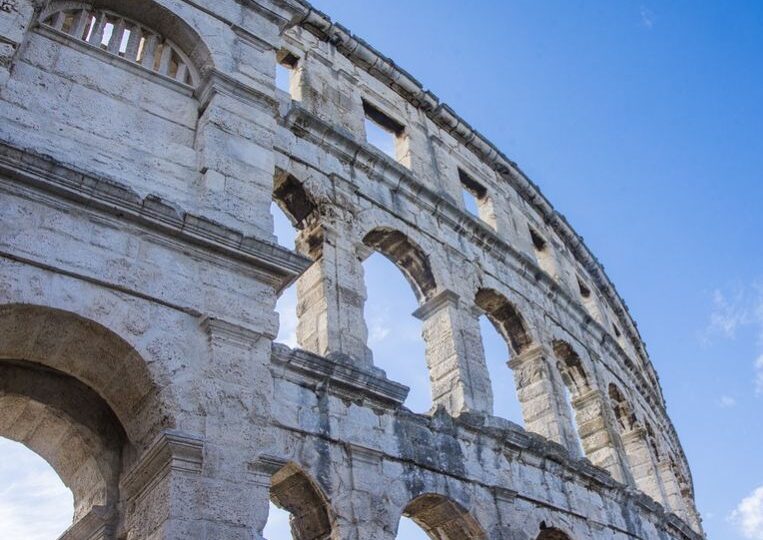 Doi americani au escaladat zidurile ca să bea o bere în Colosseum-ul din Roma