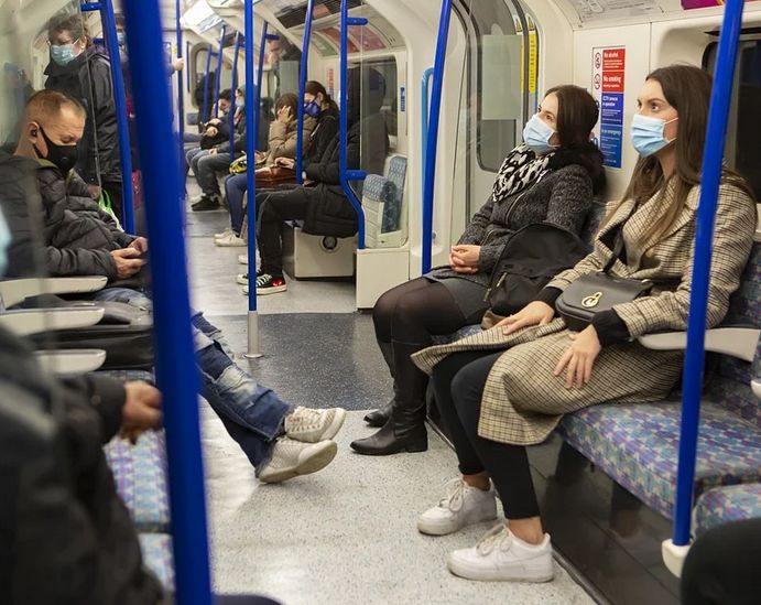 oameni metrou pandemie