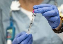 Guvernul face precizări despre posibilele reacţii alergice ale vaccinului Pfizer