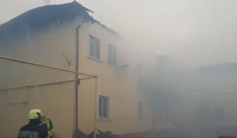 Intervenție de 5 ore a pompierilor pentru stingerea unui incendiu la vila unui deputat (Video)