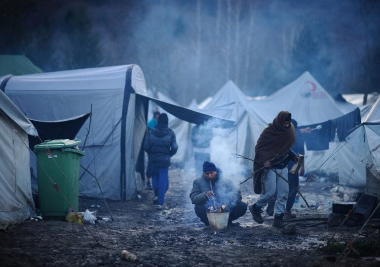 UE cere Bosniei să adăpostească 3.300 de migranţi, care dorm în frig la 0 grade