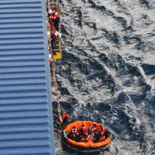 O navă comandată de un român a salvat echipajul unei alte ambarcaţiuni care era în pericol de scufundare