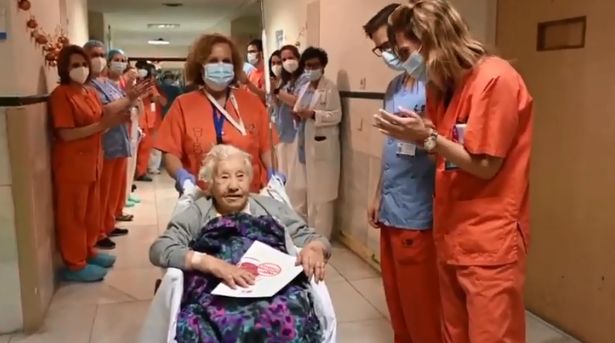 O femeie de 104 ani din Madrid s-a vindecat de COVID-19 (Video)