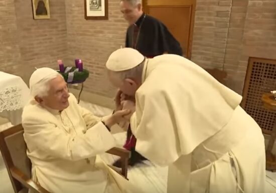 Înmormântarea papei Benedict - între testament și improvizație