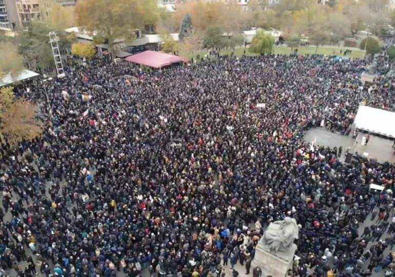 Mii de manifestanţi protestează împotriva guvernului în Armenia: ”Nikol, pleacă!”
