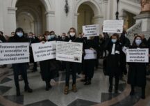Zeci de avocaţi au protestat la Curtea de Apel Bucureşti faţă de condamnarea lui Robert Roşu în dosarul Ferma Băneasa (Foto)