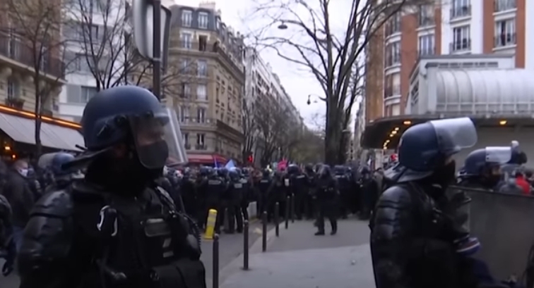 Proteste violente cu zeci de mii de oameni în Franța, după intenția de a incrimina filmarea polițiștilor. Zeci de manifestanți au fost arestați (Video)