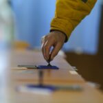 Peste 50% dintre români spun că votează la toate scrutinele cu același partid. Câți cred că alegerile vor fi afectate de fake news – sondaj INSCOP