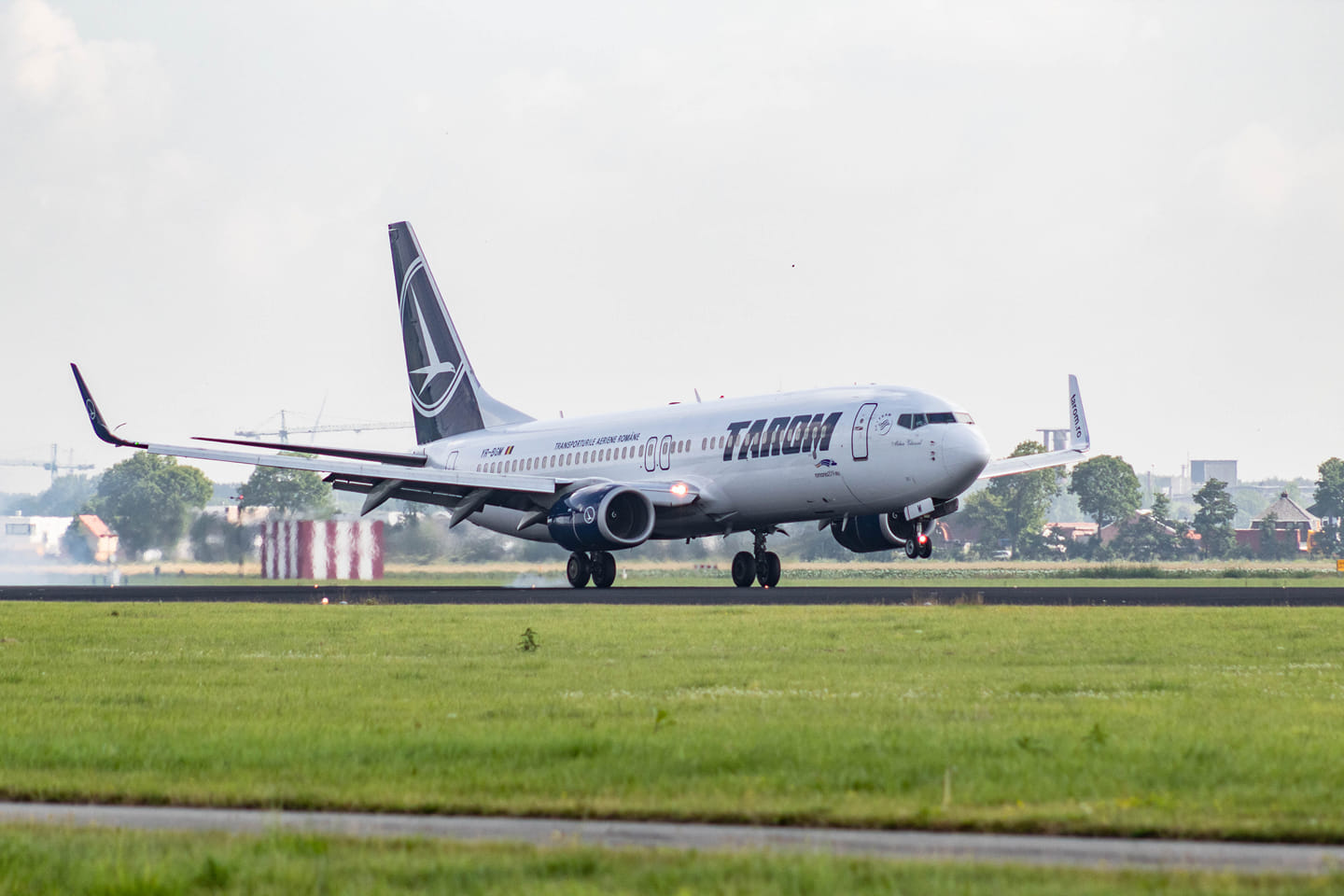 TAROM a anulat un zbor București-Iași și retur, că nu avea avion disponibil. Horia Brenciu, printre pasagerii rămași pe jos