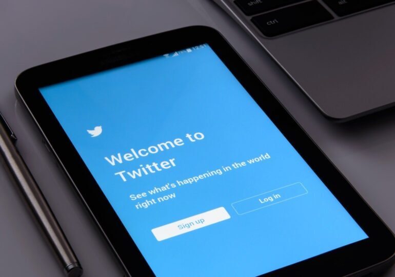 Acţiunile Twitter au scăzut puternic, după ce compania a suspendat definitiv contul lui Trump