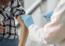 SUA au aprobat vaccinul Pfizer – BioNTech împotriva COVID: Cât de repede va ajunge la populație
