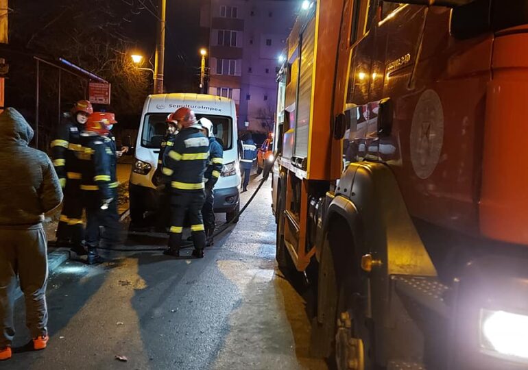 O femeie a murit şi alte 46 de persoane au fost evacuate, în urma unui incendiu izbucnit într-un bloc din Baia Mare