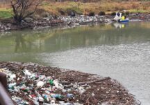 Muncă de Sisif pentru a curăţa tone de deșeuri ajunse în râul Cerna, după ce s-a rupt un baraj. Ce spune ministrul Mediului (Galerie foto)