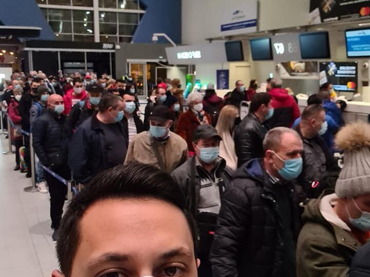 În plină pandemie, pasagerii TAROM s-au îngrămădit la check-in pe Aeroportul Henri Coandă <span style="color:#990000;font-size:100%;">UPDATE</span> Precizările companiei