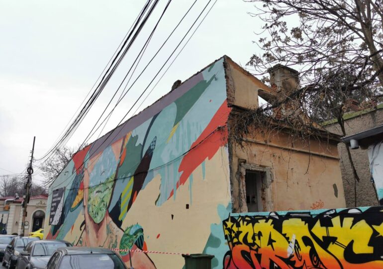 "Casa cu Graffiti", devenită simbol al evenimentului anual Street Delivery din Bucureşti, a început să fie demolată