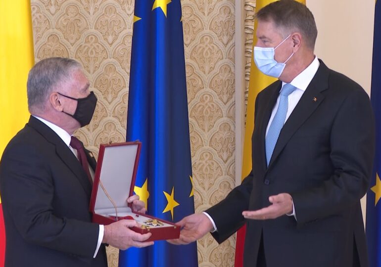 Președintele Iohannis l-a decorat pe Ambasadorul SUA la plecarea din România (Video)