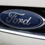 Ford reduce din nou producţia, din cauza deficitului de cipuri
