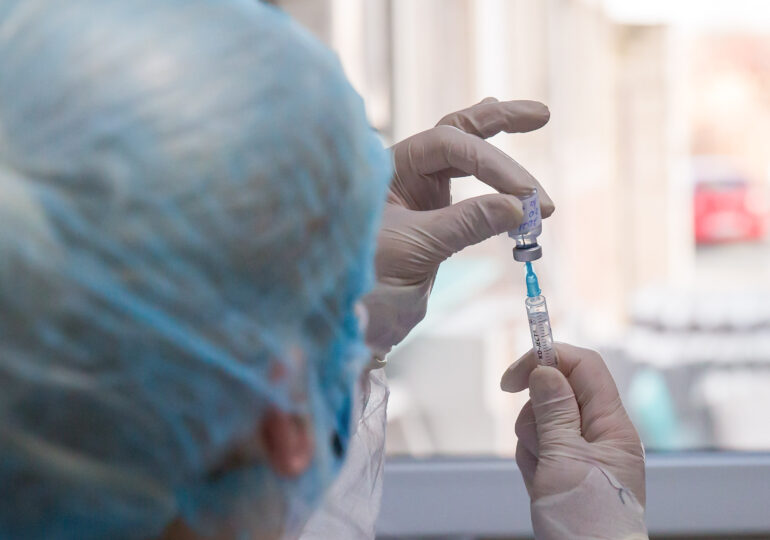 Programarea la vaccinare a persoanelor peste 65 de ani se reia abia în a doua jumătate a lui martie