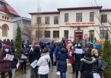 Părinţii protestează în ploaie faţă de schimbarea unui director de şcoală din Bucureşti – UPDATE